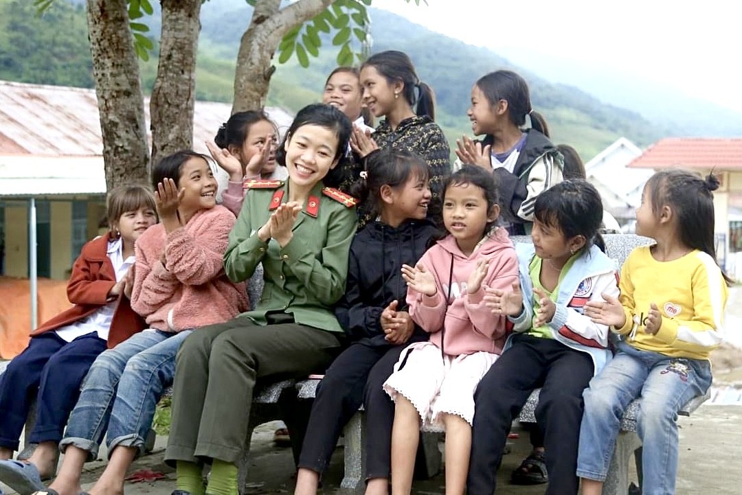 Tuổi trẻ Công an Kon Tum tiếp sức học sinh nghèo đến trường ảnh 10