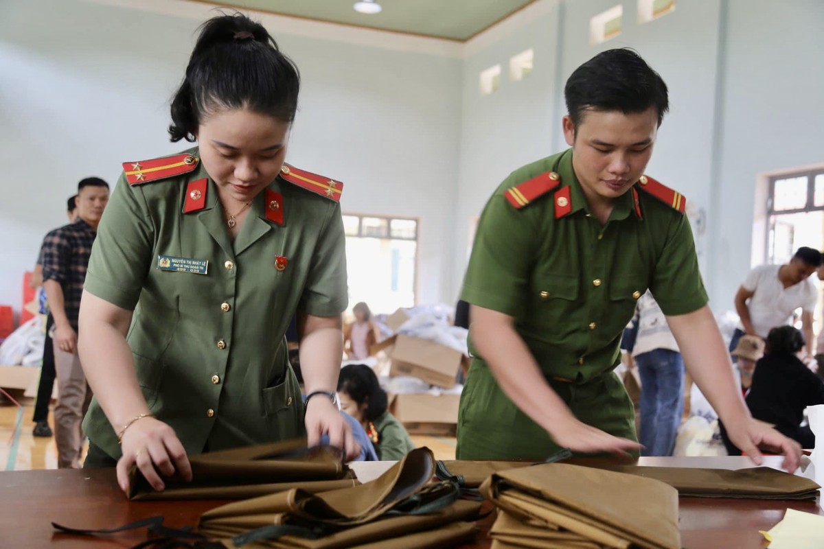 Tuổi trẻ Công an Kon Tum tiếp sức học sinh nghèo đến trường ảnh 1