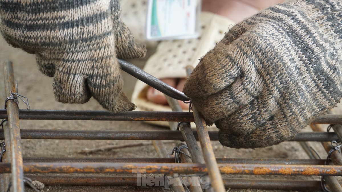 ‘Bóng hồng’ tình nguyện làm đường giao thông nông thôn ảnh 12