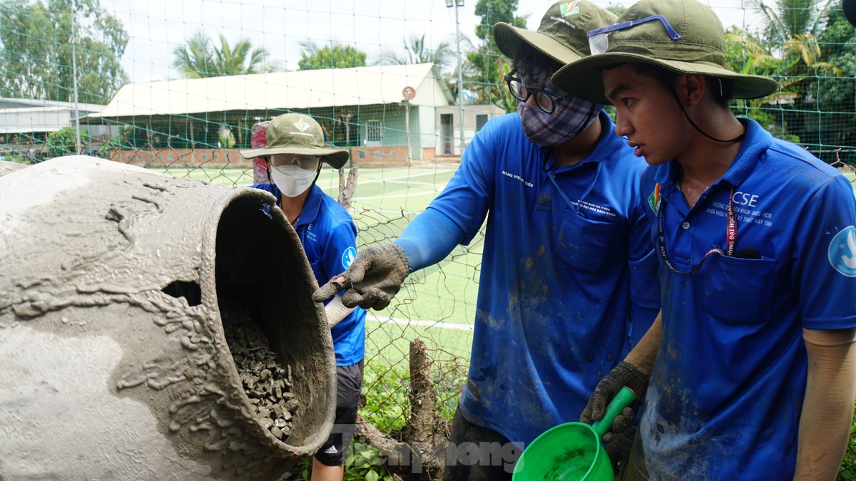 ‘Bóng hồng’ tình nguyện làm đường giao thông nông thôn ảnh 15