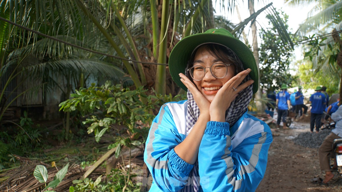 ‘Bóng hồng’ tình nguyện làm đường giao thông nông thôn ảnh 9