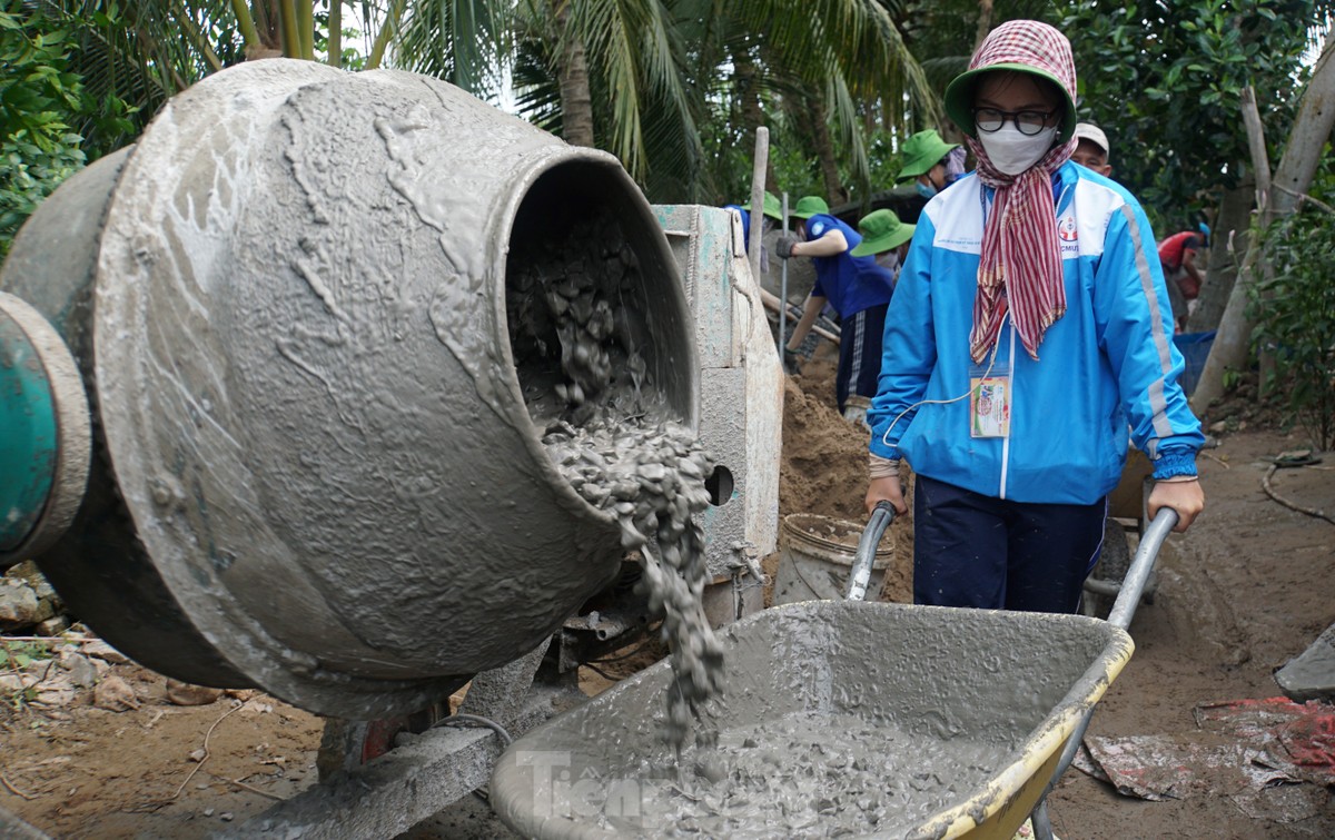 ‘Bóng hồng’ tình nguyện làm đường giao thông nông thôn ảnh 2