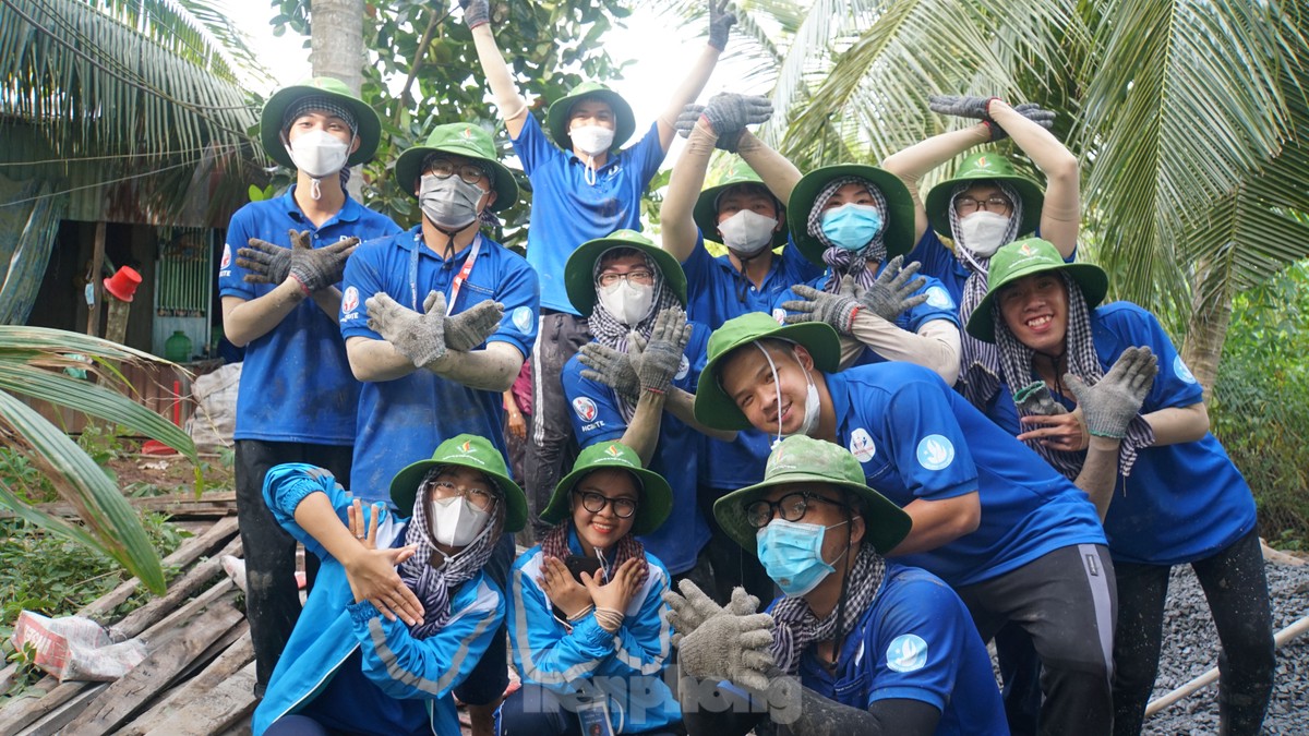 ‘Bóng hồng’ tình nguyện làm đường giao thông nông thôn ảnh 19