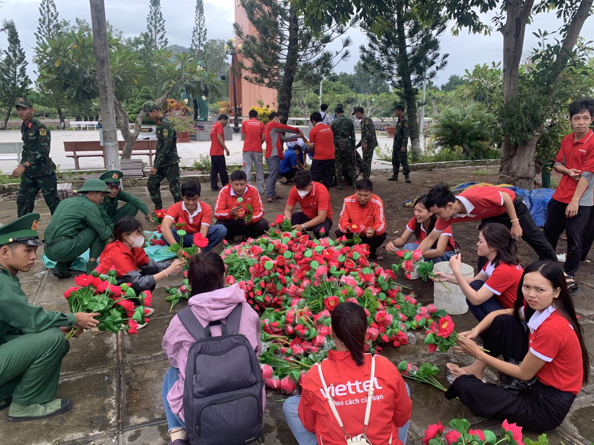 Tuổi trẻ An Giang thay mới hơn 15.000 đóa hoa sen trên mộ liệt sĩ ảnh 8