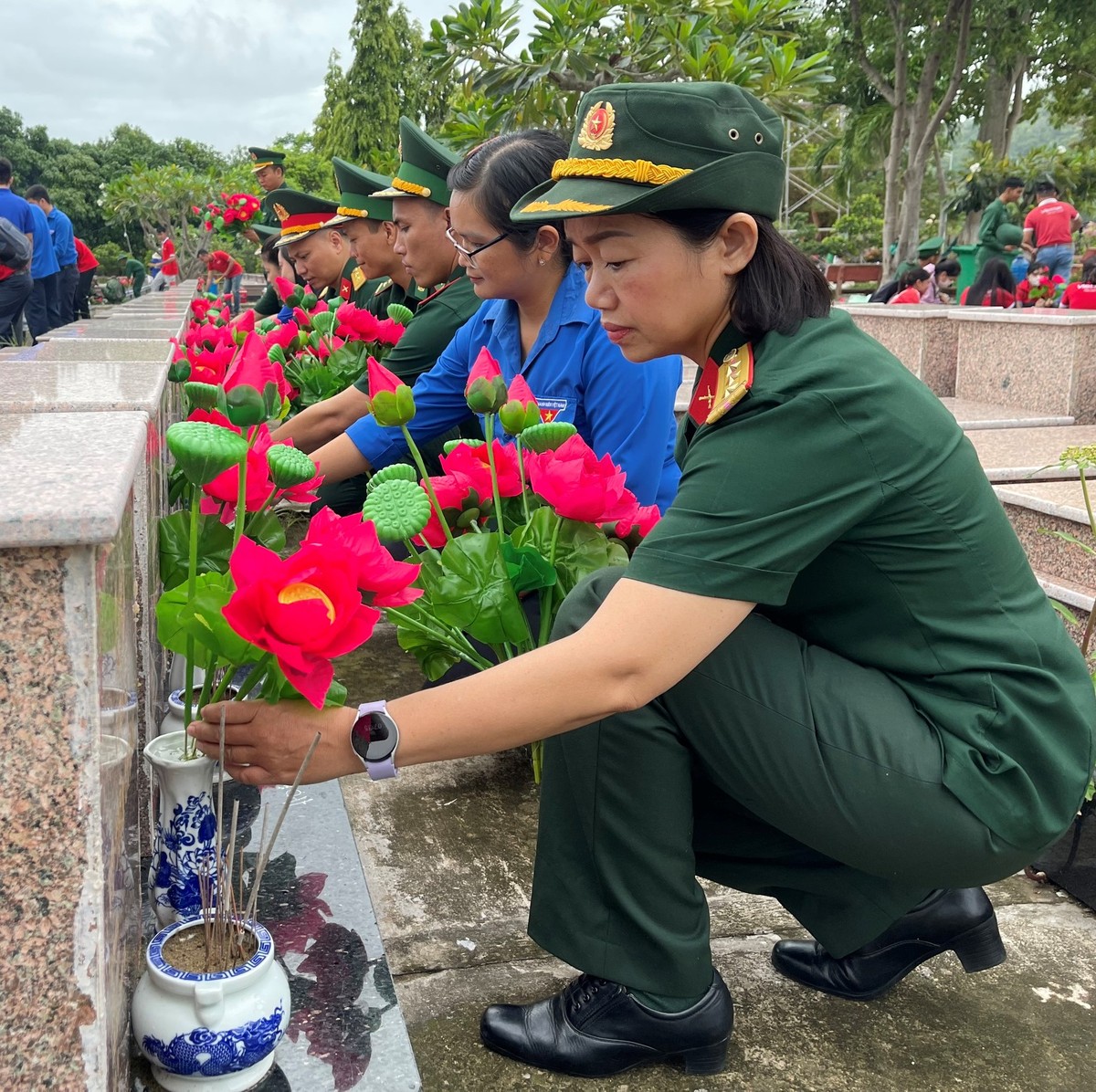 Tuổi trẻ An Giang thay mới hơn 15.000 đóa hoa sen trên mộ liệt sĩ ảnh 6