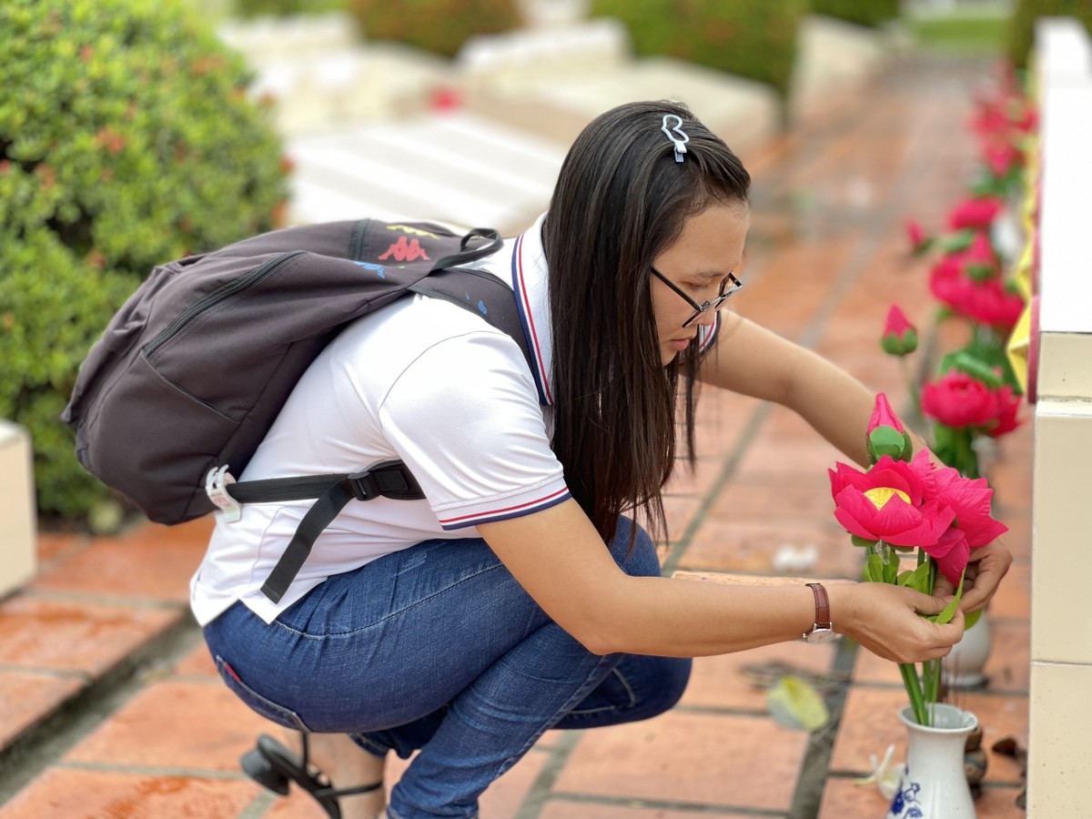Tuổi trẻ An Giang thay mới hơn 15.000 đóa hoa sen trên mộ liệt sĩ ảnh 9