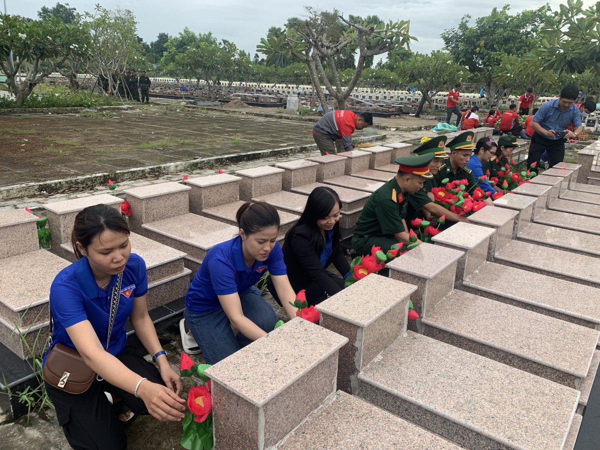 Tuổi trẻ An Giang thay mới hơn 15.000 đóa hoa sen trên mộ liệt sĩ ảnh 12