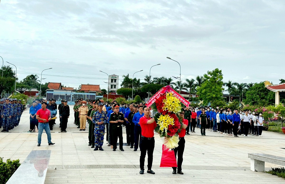 Tuổi trẻ An Giang thay mới hơn 15.000 đóa hoa sen trên mộ liệt sĩ ảnh 1
