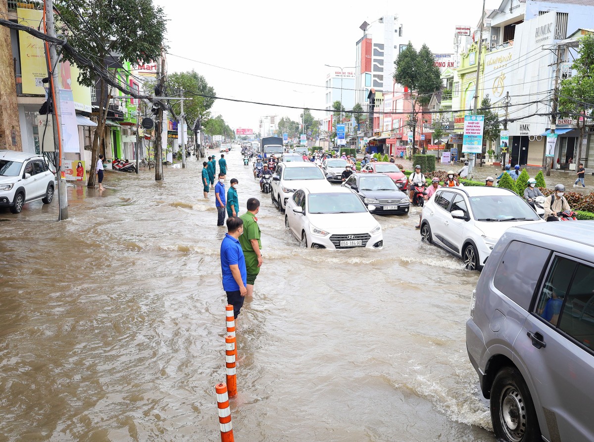 Đoàn viên thanh niên Cần Thơ giải cứu xe trong 'biển nước' ảnh 1