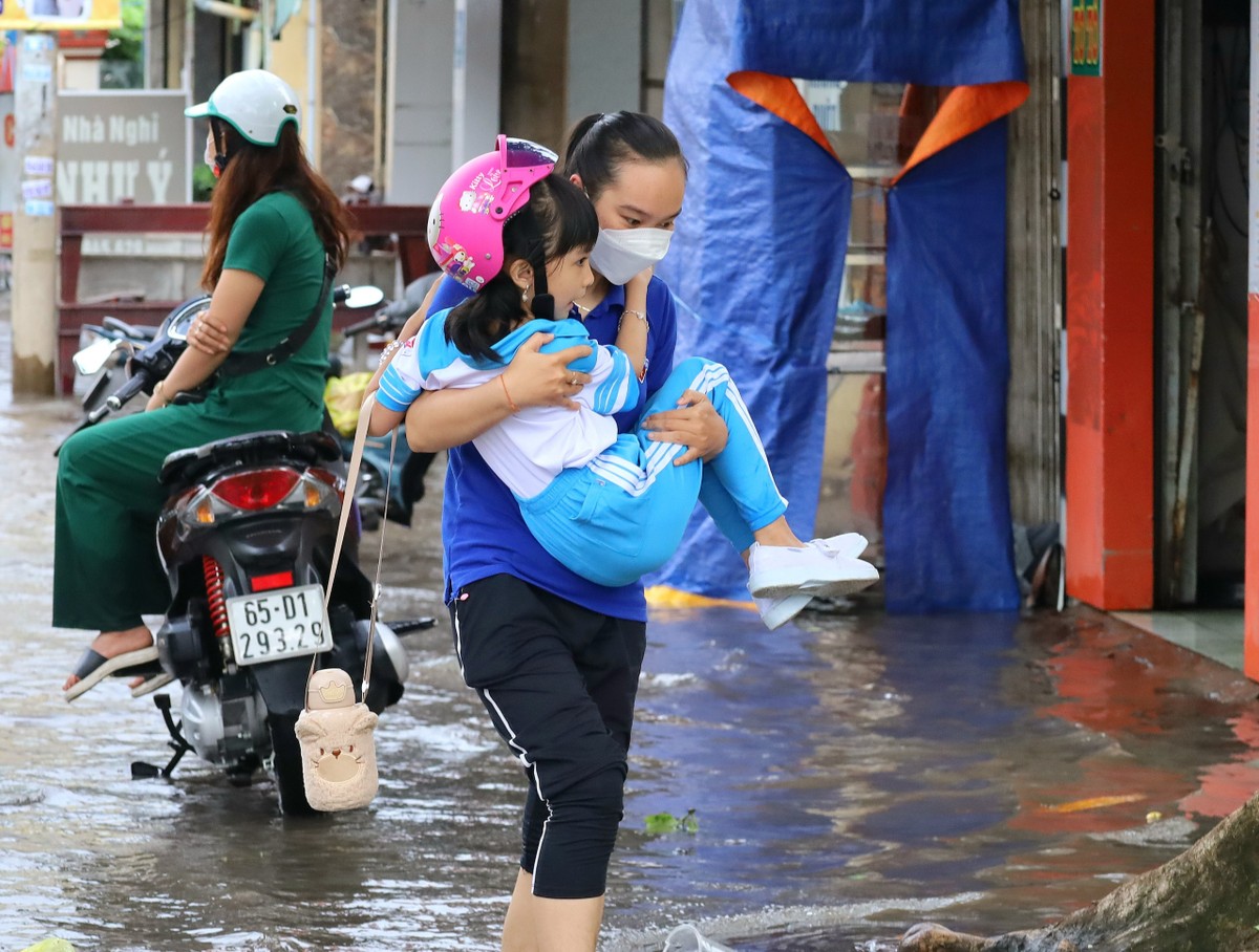 Đoàn viên thanh niên Cần Thơ giải cứu xe trong 'biển nước' ảnh 7