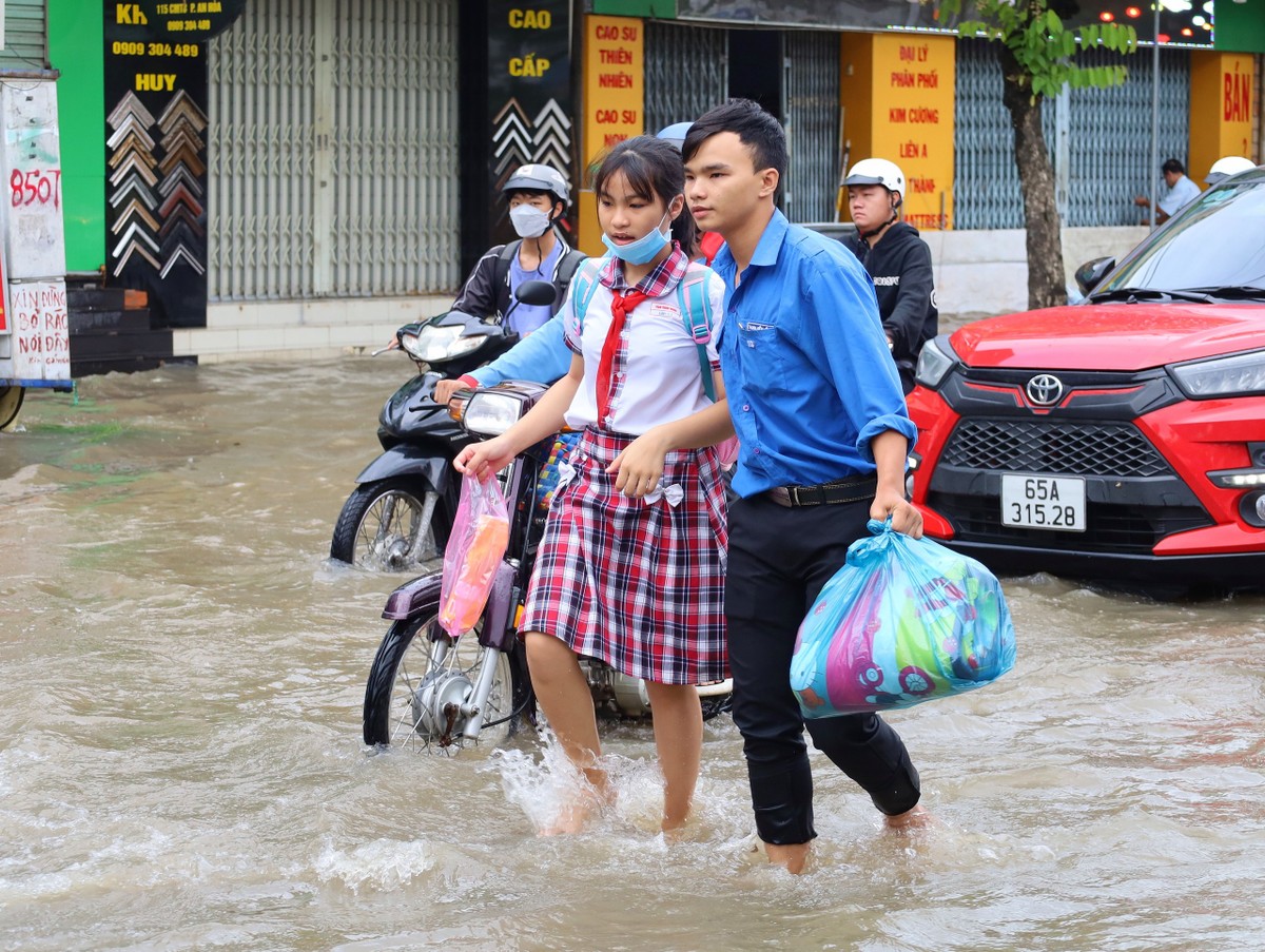Đoàn viên thanh niên Cần Thơ giải cứu xe trong 'biển nước' ảnh 9