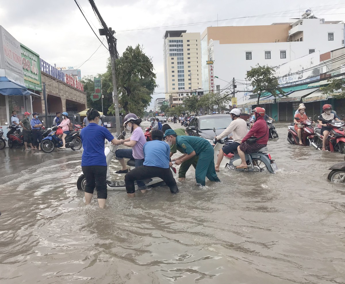 Đoàn viên thanh niên Cần Thơ giải cứu xe trong 'biển nước' ảnh 4