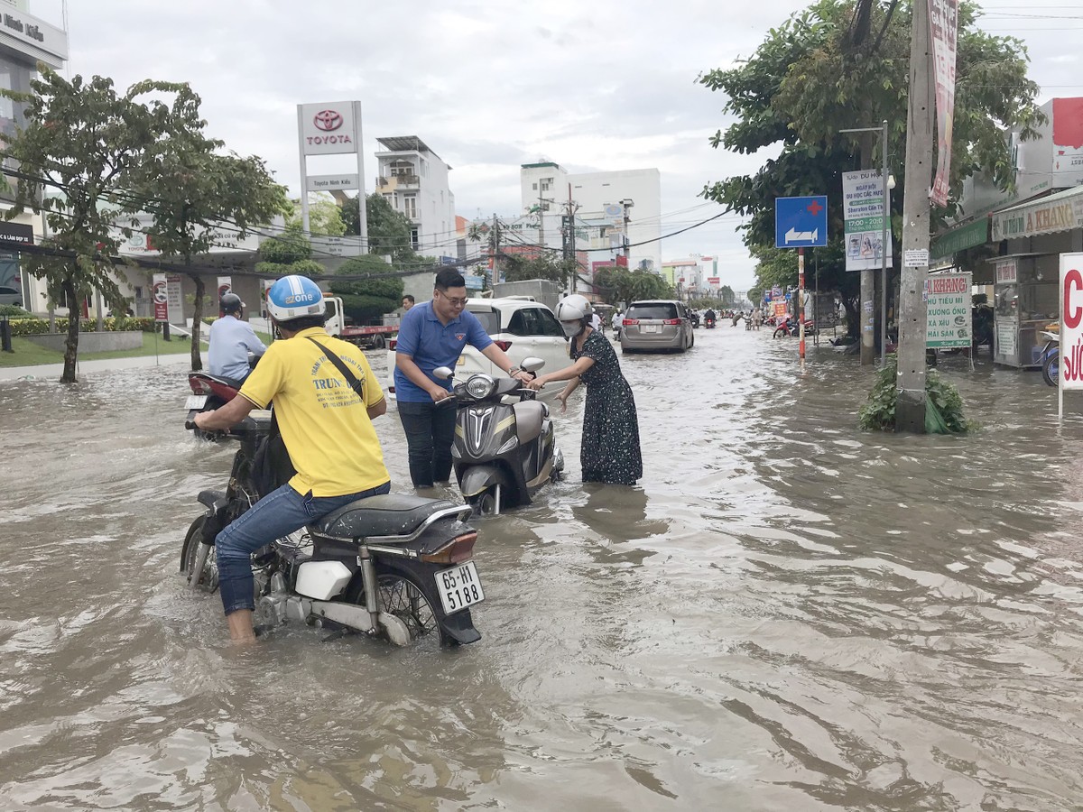 Đoàn viên thanh niên Cần Thơ giải cứu xe trong 'biển nước' ảnh 3
