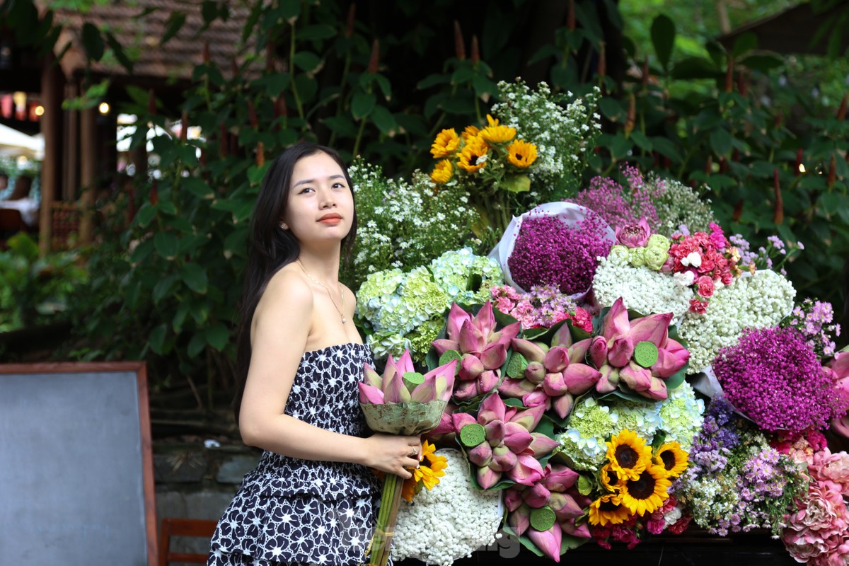 Giới trẻ Đà Nẵng khoe sắc bên những xe hoa 'chở' mùa thu Hà Nội ảnh 5