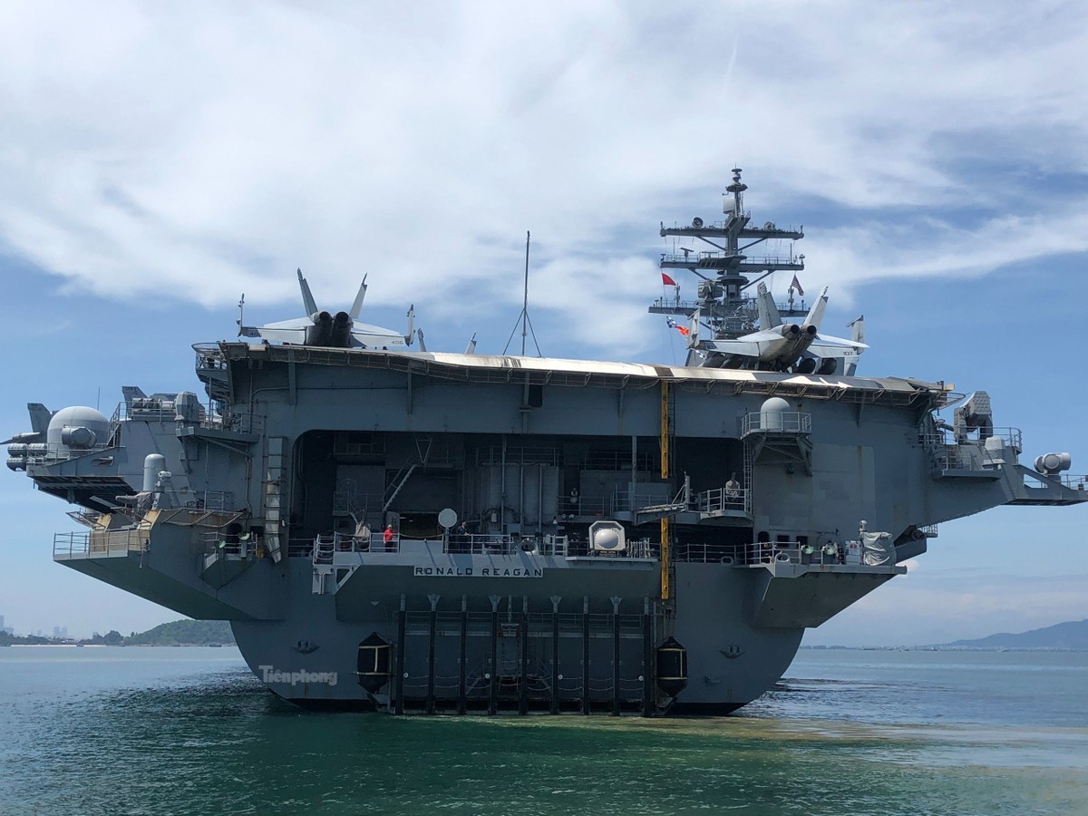 Tàu sân bay USS Ronald Reagan rời Đà Nẵng ảnh 7