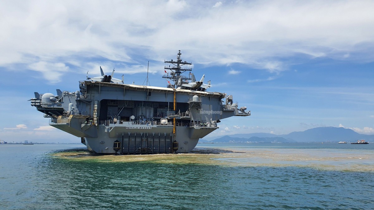 Tàu sân bay USS Ronald Reagan rời Đà Nẵng ảnh 1