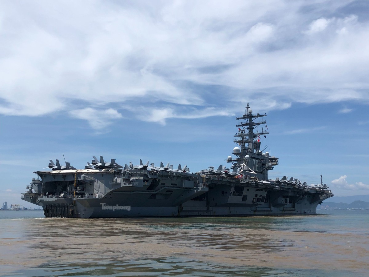 Tàu sân bay USS Ronald Reagan rời Đà Nẵng ảnh 2