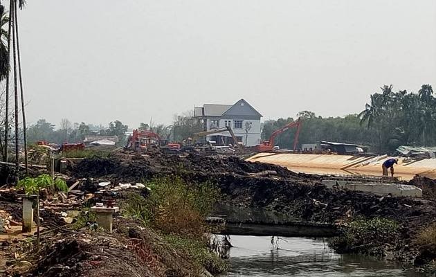 Nhà nứt, cây trồng chết hàng loạt vì 'siêu dự án' thoát nước ảnh 1