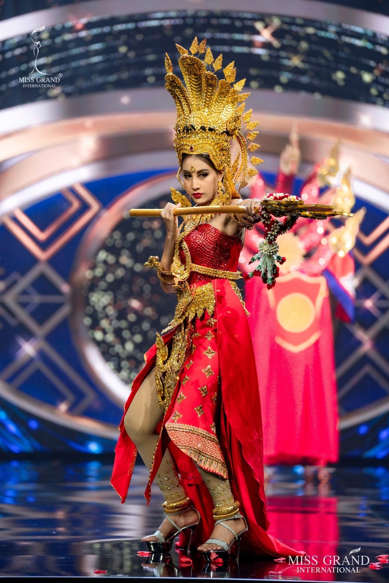 Những ‘đối thủ’ của Ngọc Thảo trong phần thi trang phục dân tộc độc đáo cỡ nào? ảnh 2
