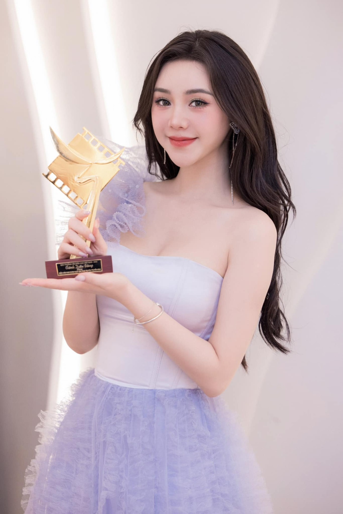 Nhận giải Cánh diều Vàng vẫn bị chê nhạt, Quỳnh Kool nói: 'Tôi đang ở sườn dốc bên này đi lên' ảnh 3