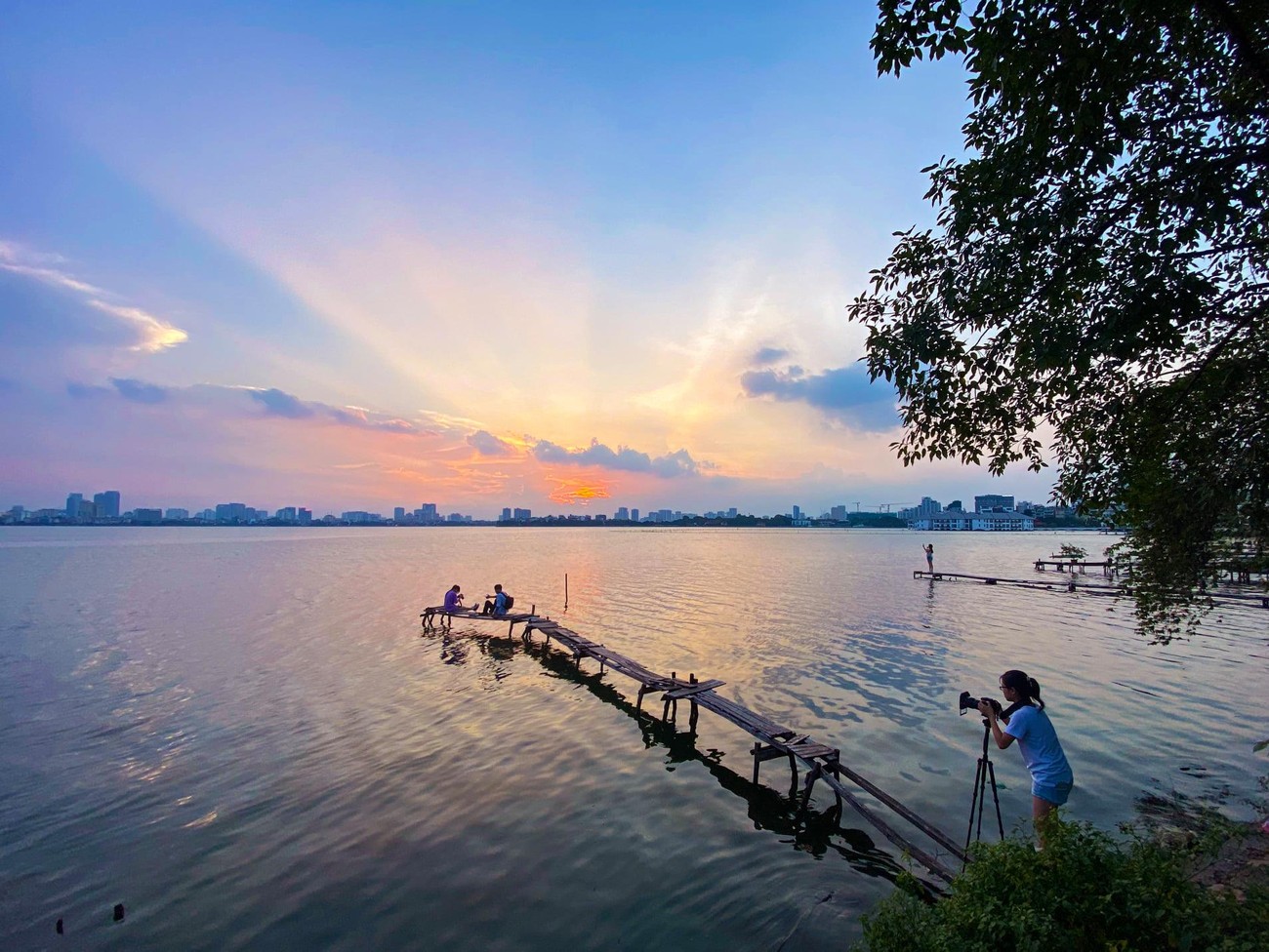 Gác lại âu lo, cùng ngắm hoàng hôn tại những địa điểm cực “chill” tại Hà Nội ảnh 2
