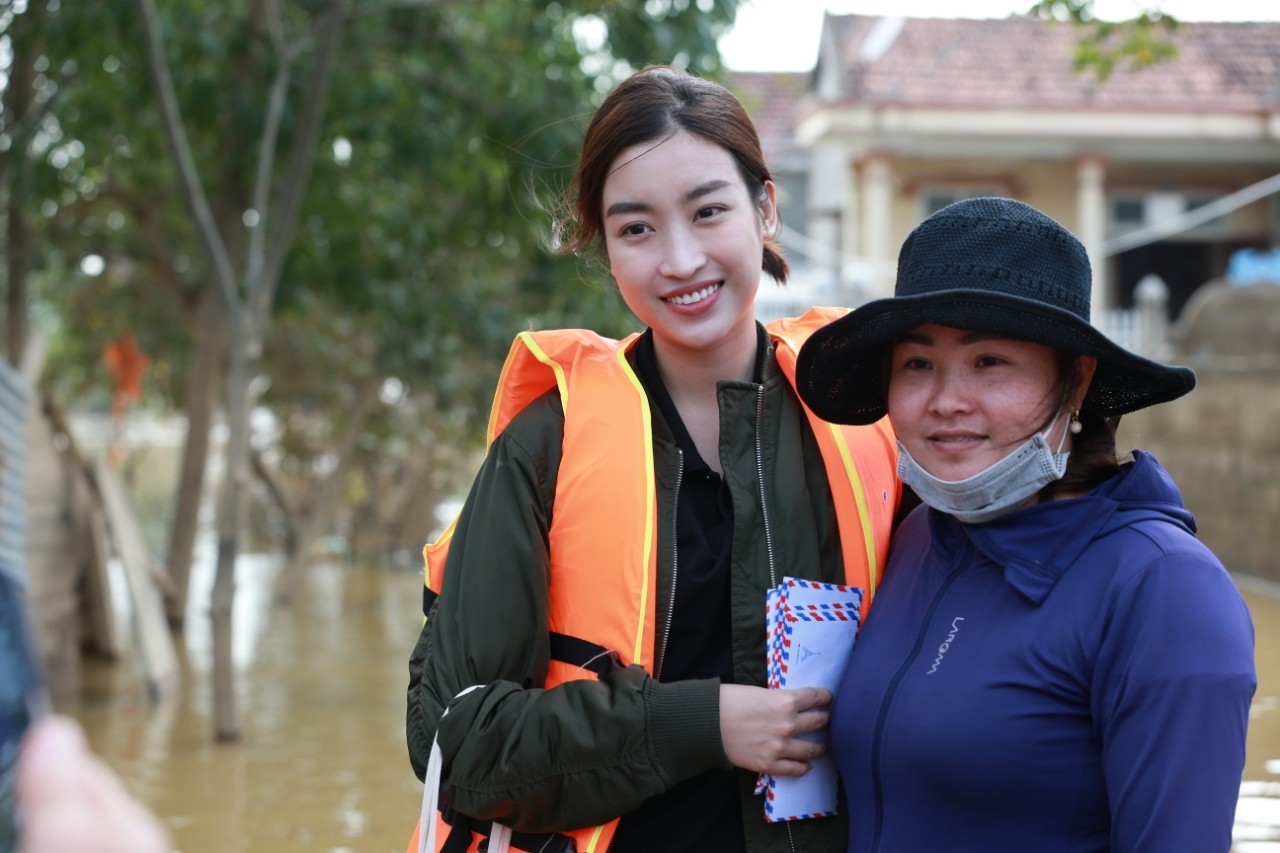 Hoa hậu Đỗ Mỹ Linh lội nước trao quà cho người dân vùng rốn lũ ảnh 2