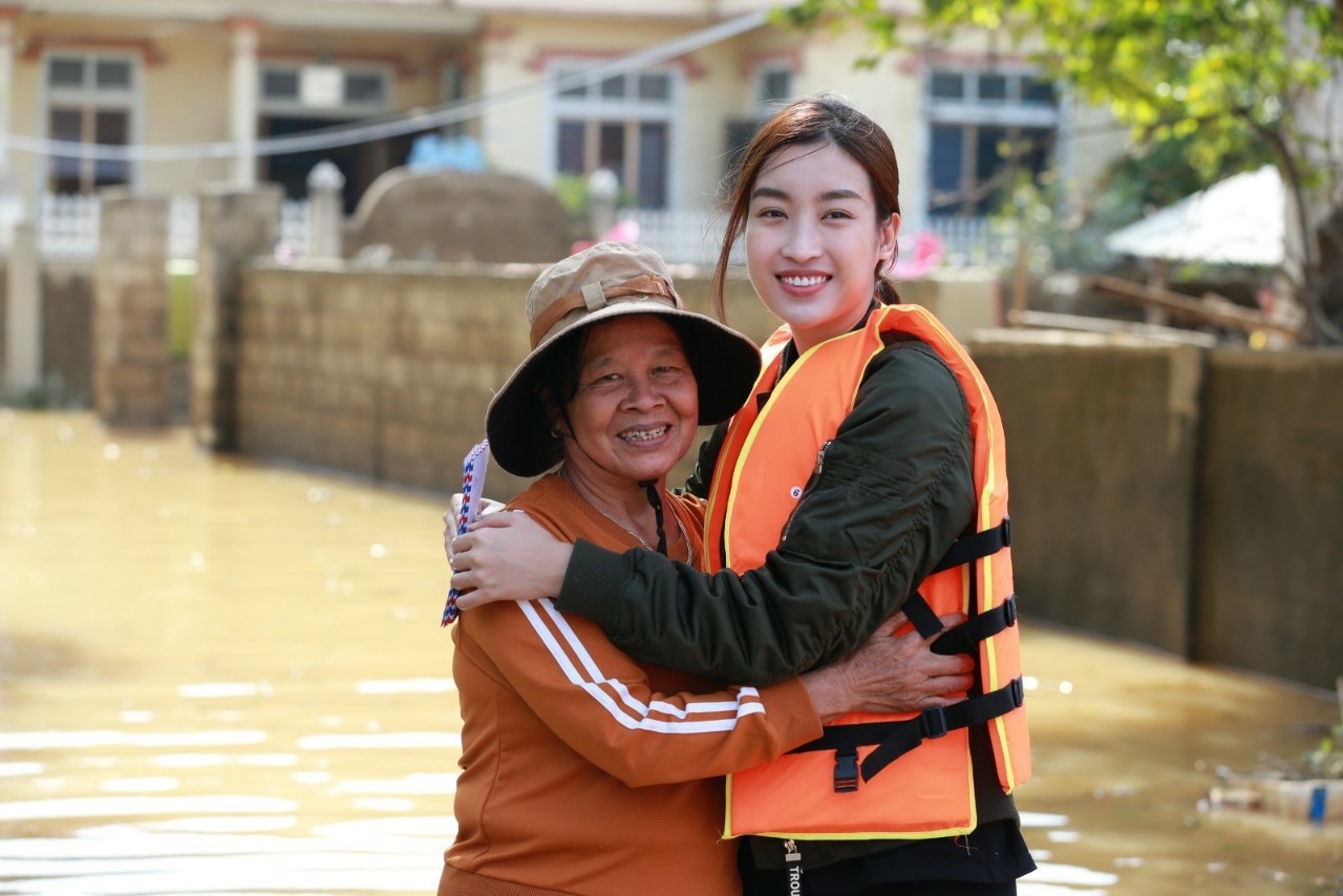 Hoa hậu Đỗ Mỹ Linh lội nước trao quà cho người dân vùng rốn lũ ảnh 3