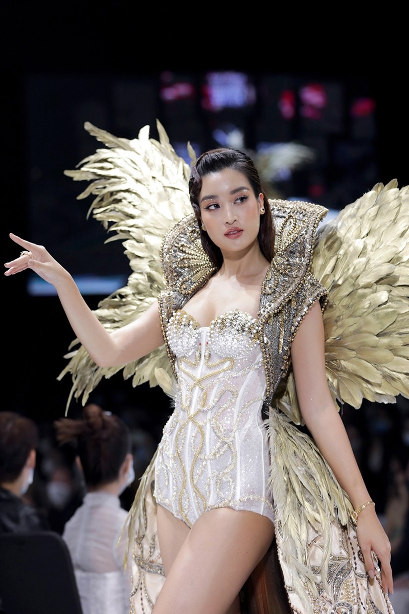 Cận cảnh vẻ đẹp bộ váy nặng 40kg khiến Hoa hậu Mỹ Linh lo sợ sẽ bị ngã trên sàn catwalk ảnh 9
