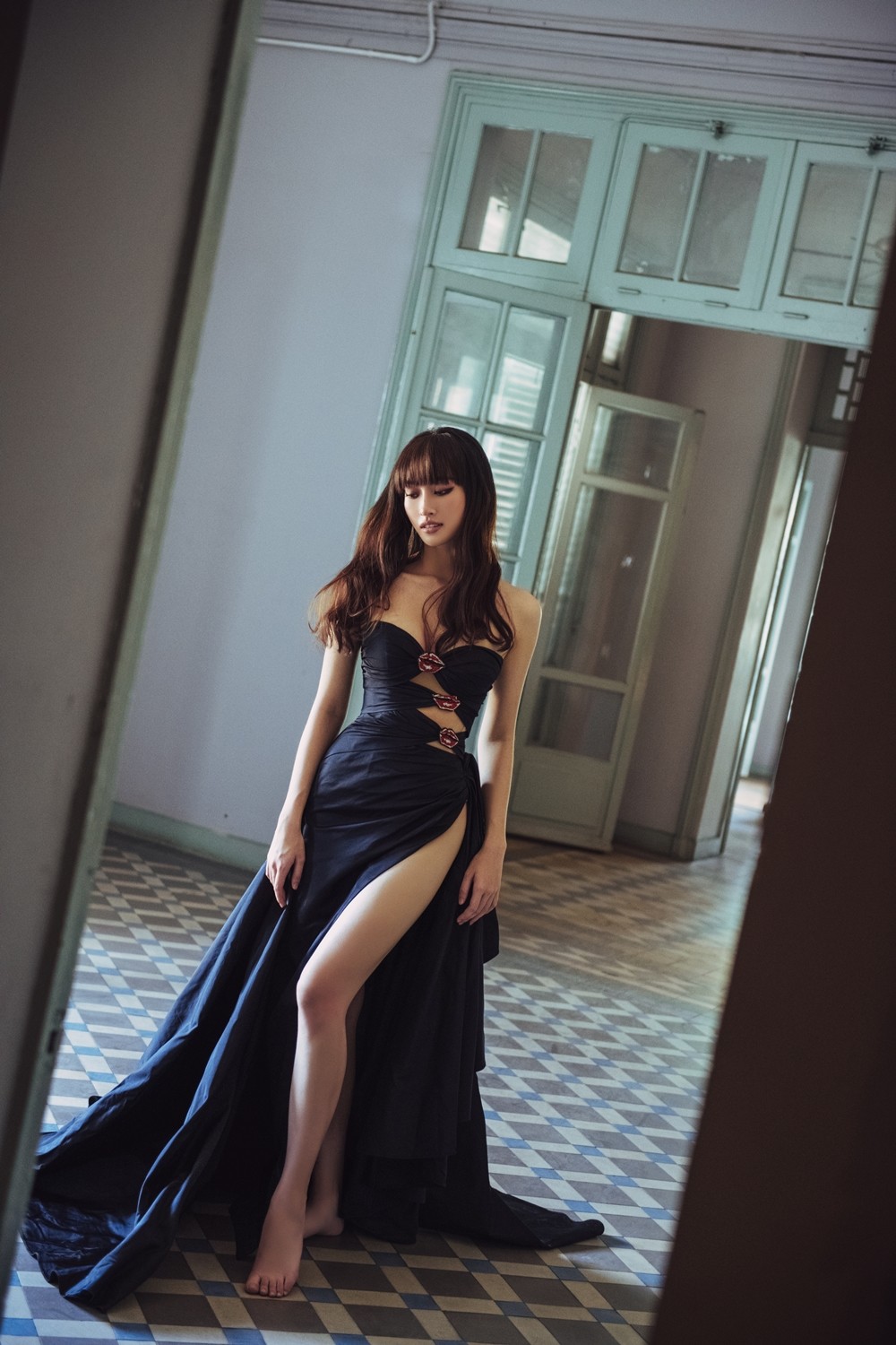 Hoa hậu Lương Thùy Linh khoe đôi chân 1m22 thon dài hiếm có trong bộ ảnh thời trang mới ảnh 6