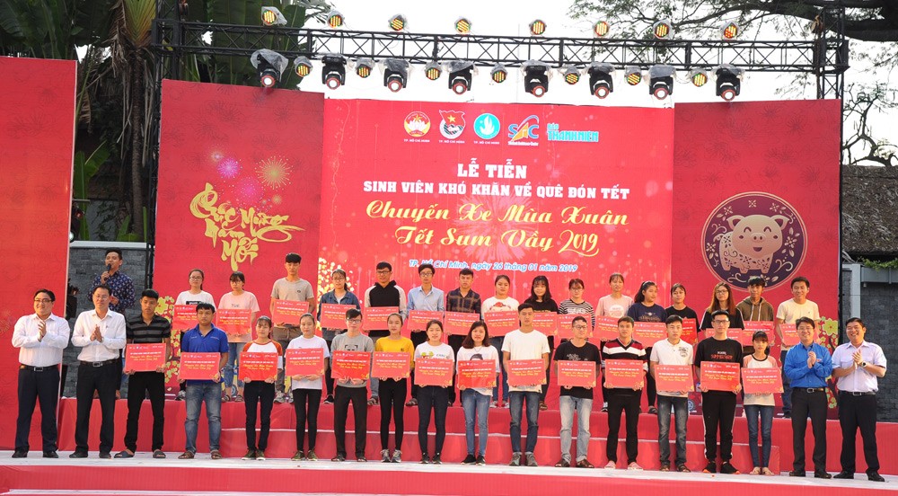 2.500 sinh viên về quê đón Tết Kỷ Hợi trên các chuyến xe nghĩa tình ảnh 2