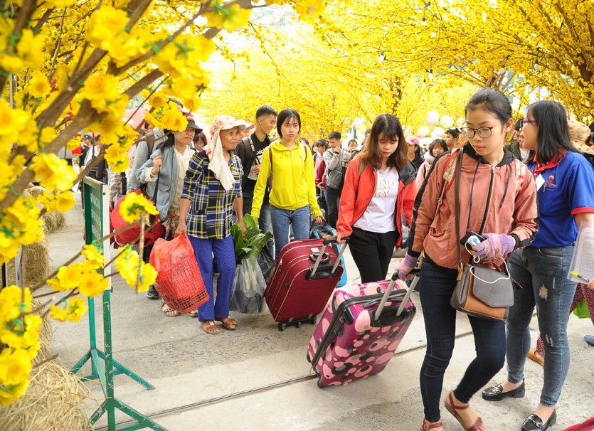 2.500 sinh viên về quê đón Tết Kỷ Hợi trên các chuyến xe nghĩa tình ảnh 5