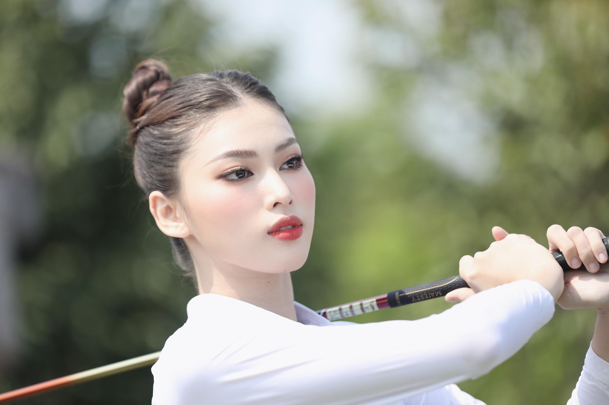 Hoa hậu Đỗ Thị Hà tập chơi golf ảnh 10