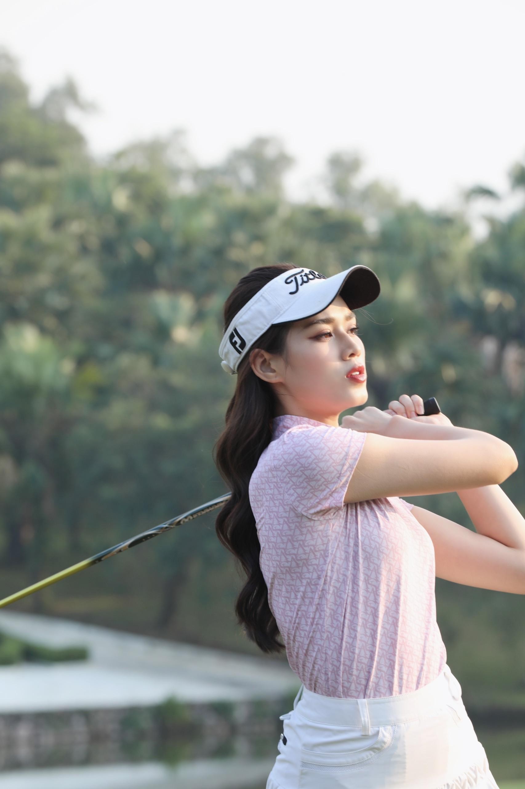 Hoa hậu Đỗ Thị Hà tập chơi golf ảnh 3