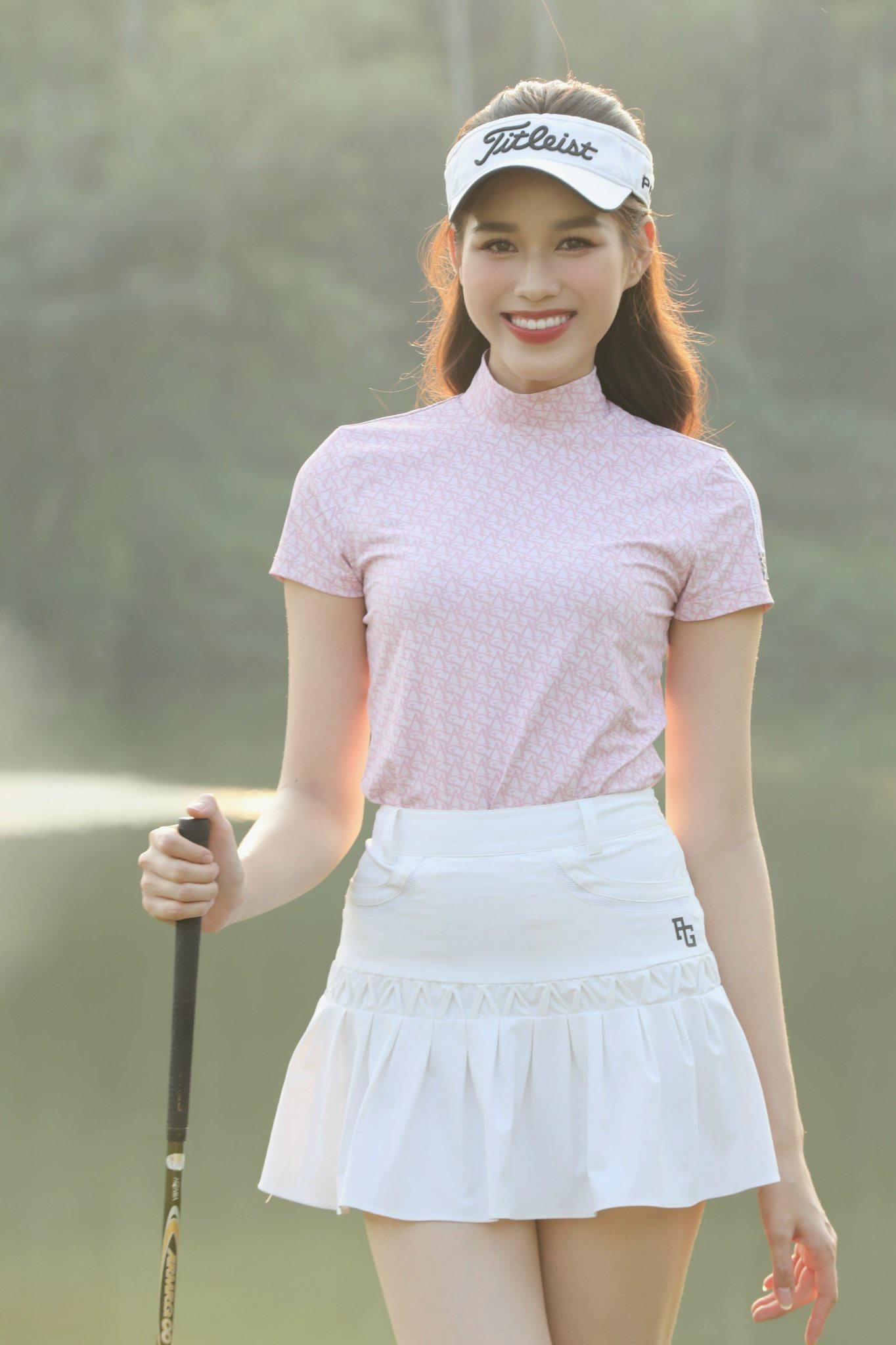 Hoa hậu Đỗ Thị Hà tập chơi golf ảnh 2