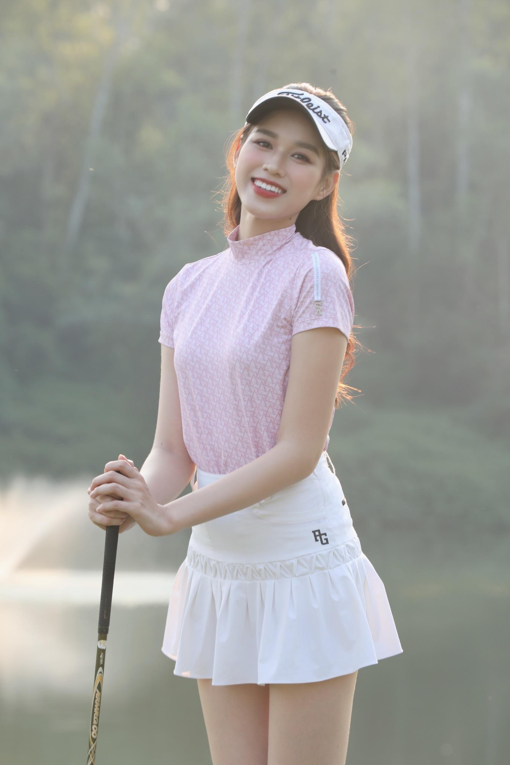 Hoa hậu Đỗ Thị Hà tập chơi golf ảnh 1