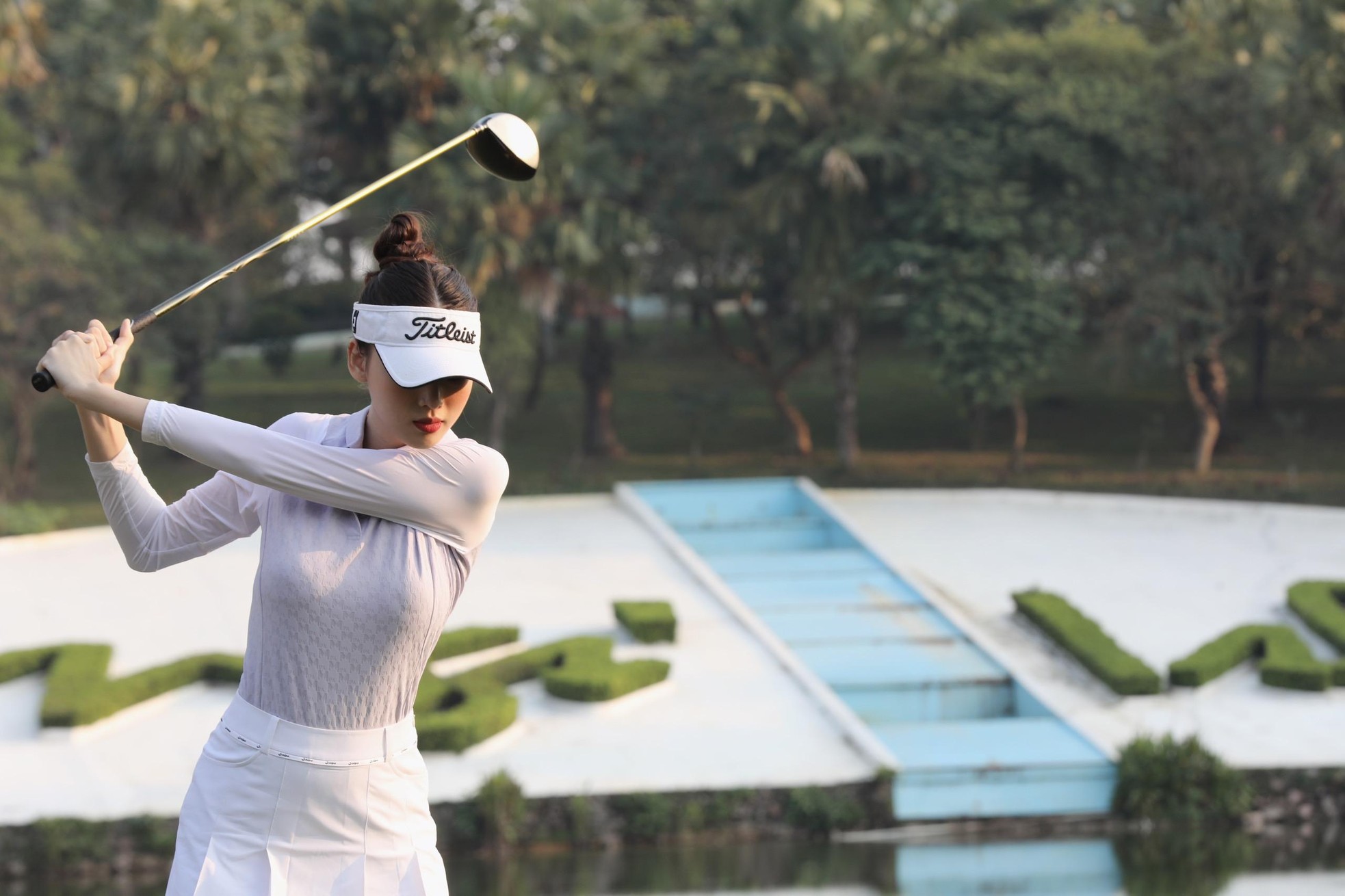 Hoa hậu Đỗ Thị Hà tập chơi golf ảnh 12