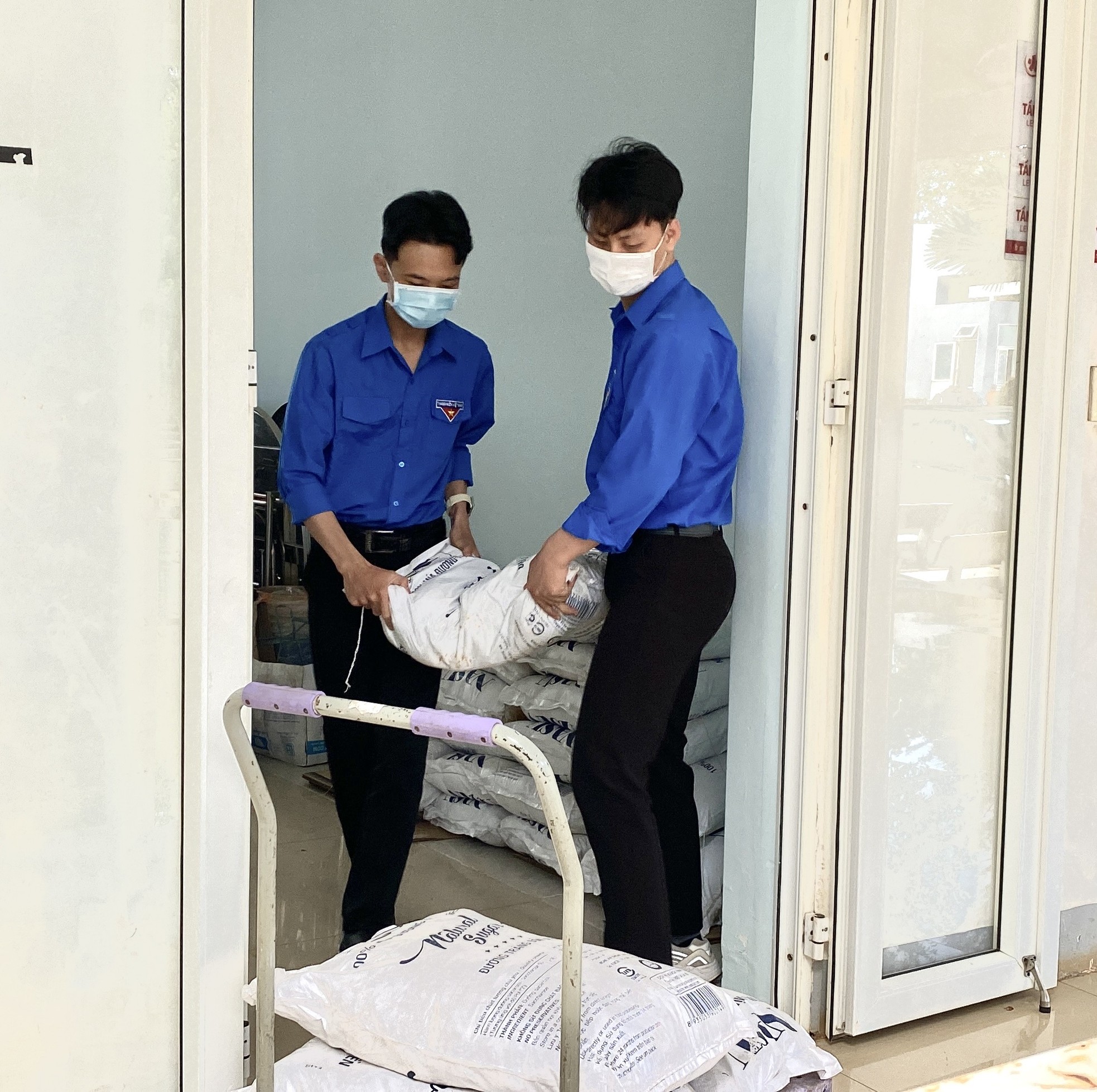 Tuổi 18 làm điều ý nghĩa ảnh 8