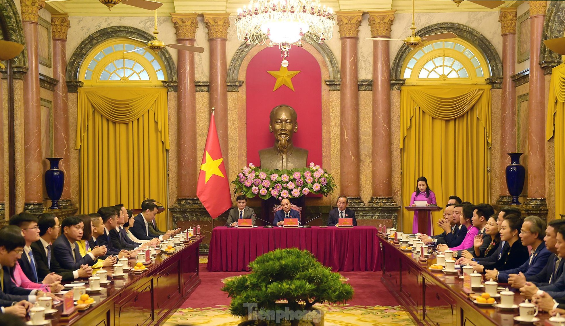 Chủ tịch nước Nguyễn Xuân Phúc gặp đoàn đại biểu Hội Doanh nhân trẻ Việt Nam ảnh 1