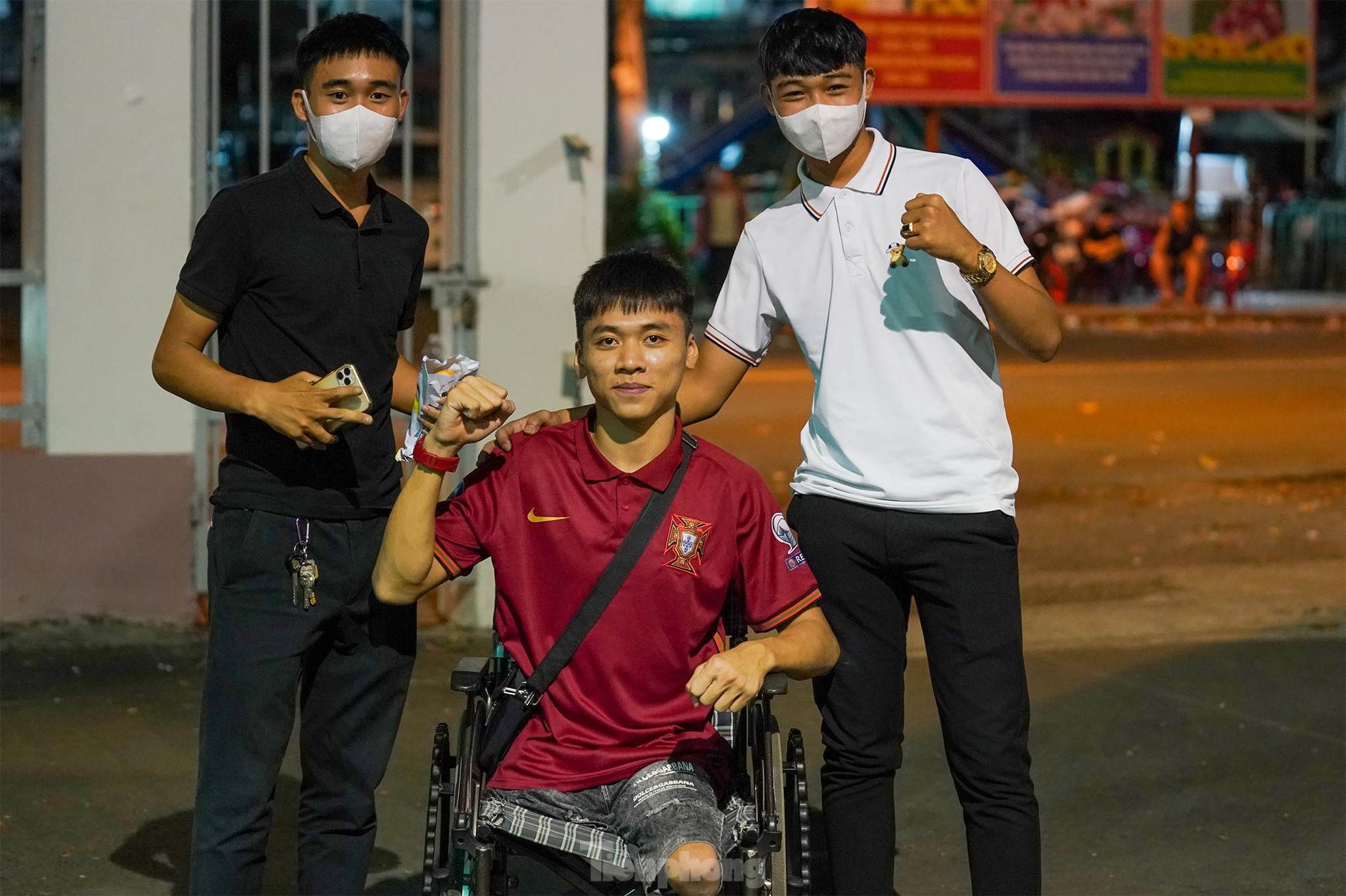 CĐV đặc biệt của thủ môn Bùi Tiến Dũng ảnh 1