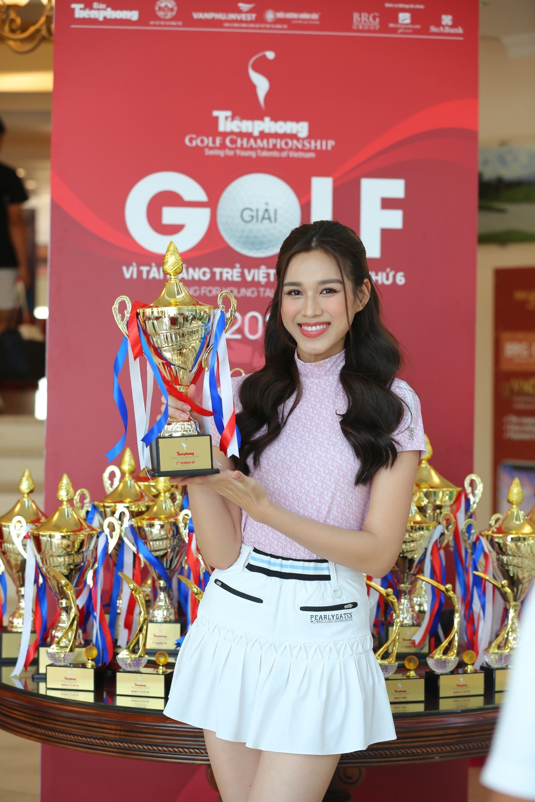 Hoa hậu Đỗ Thị Hà và dàn người đẹp rạng rỡ tại Tiền Phong Golf Championship 2022 ảnh 4