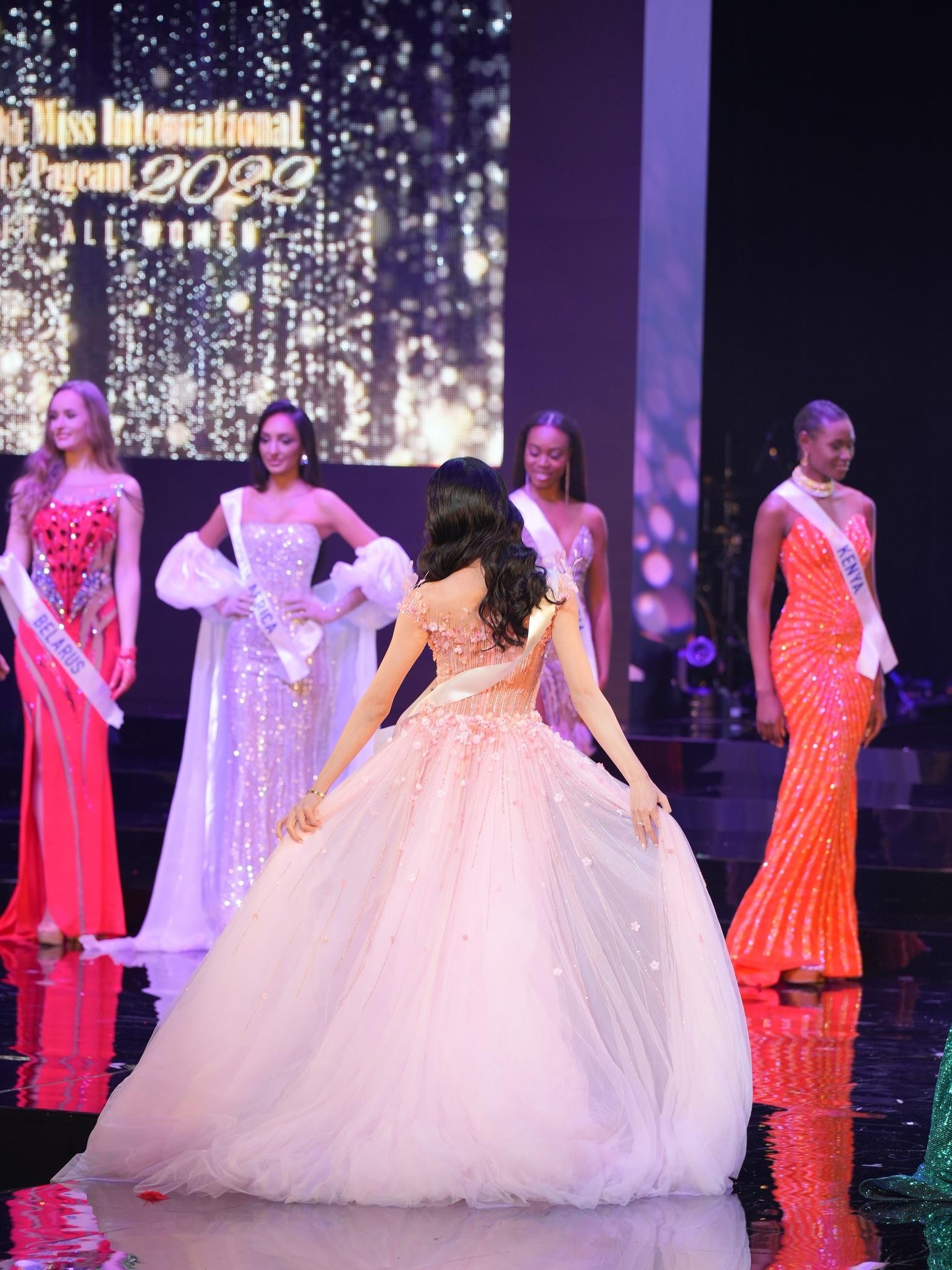 Váy dạ hội táo bạo ở chung kết Hoa hậu Quốc tế 2022 - Ảnh 3.