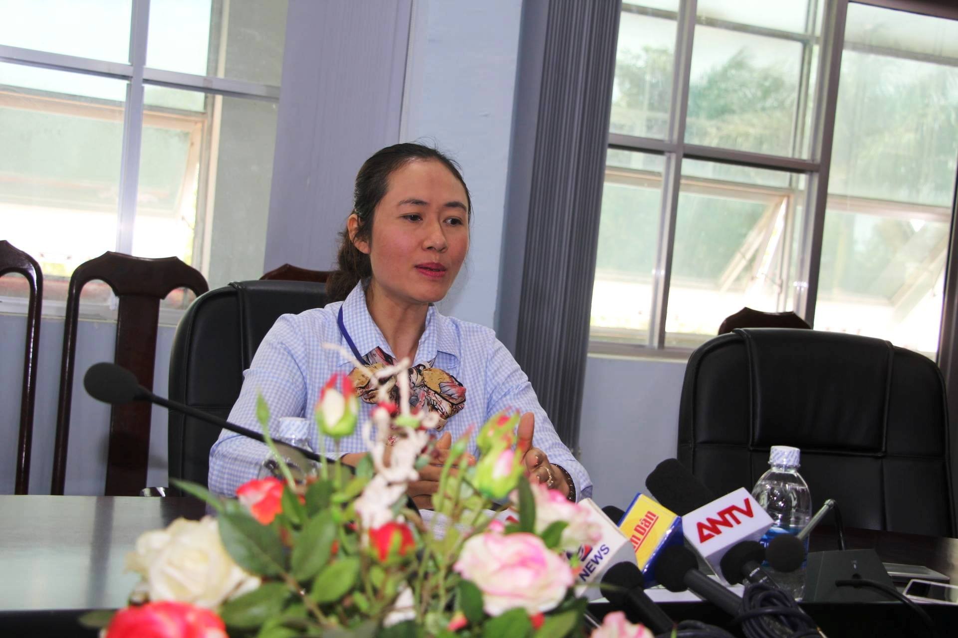 Bà Ngô Thị Minh trả lời PV báo giới