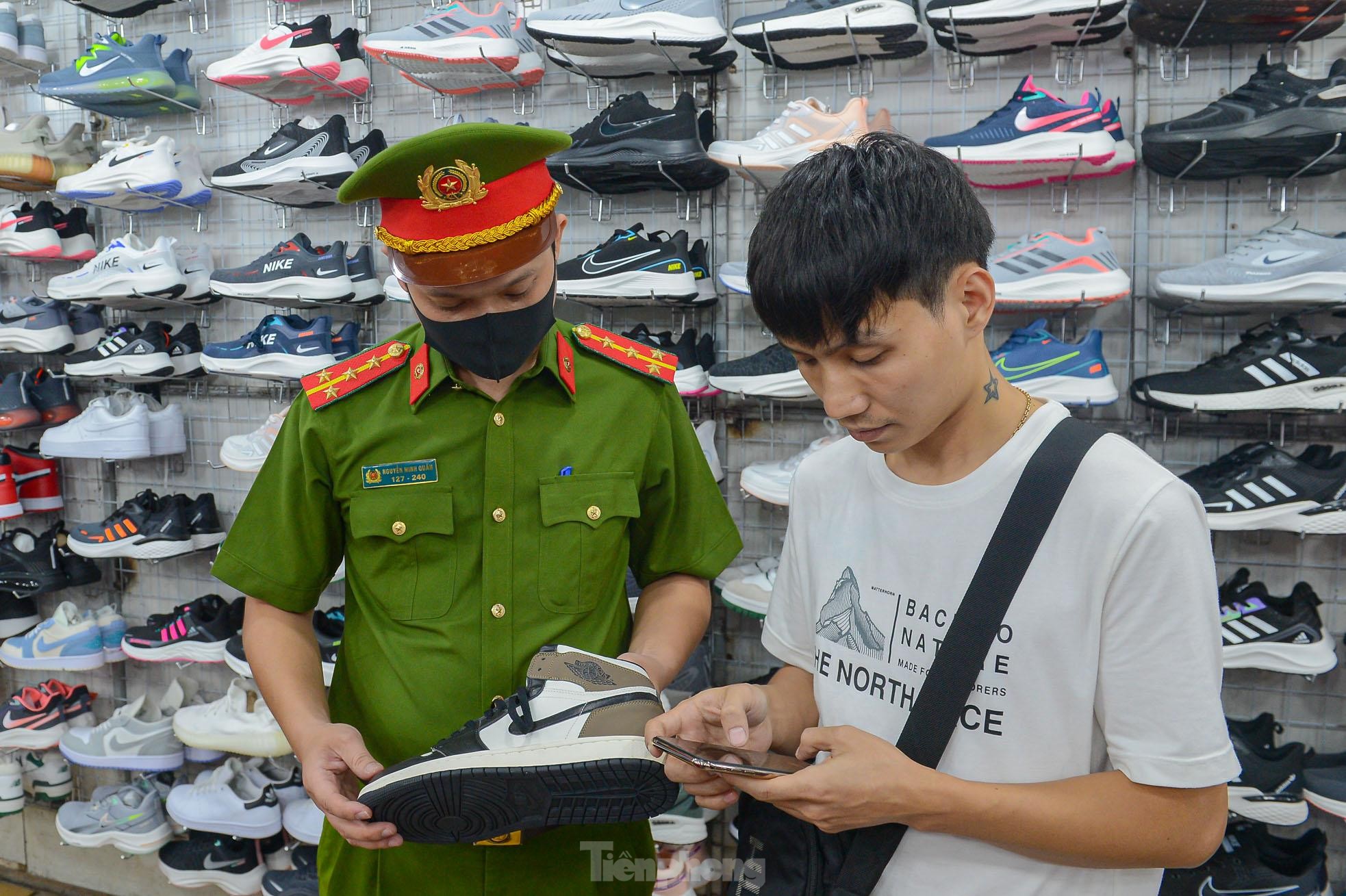 Hàng hiệu 200k, giày Nike vài trăm nghìn đồng tại chợ đêm phố đi bộ Hà Nội - Ảnh 3.