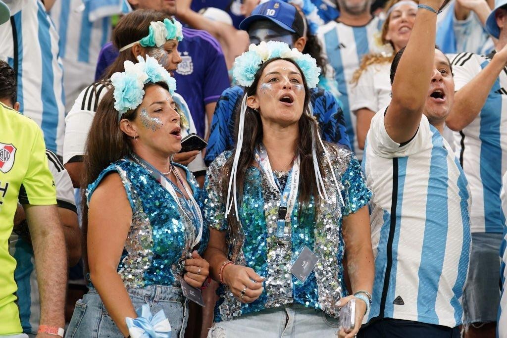 Ngắm dàn CĐV xinh đẹp của Argentina trên khán đài World Cup 2022 - Ảnh 10.