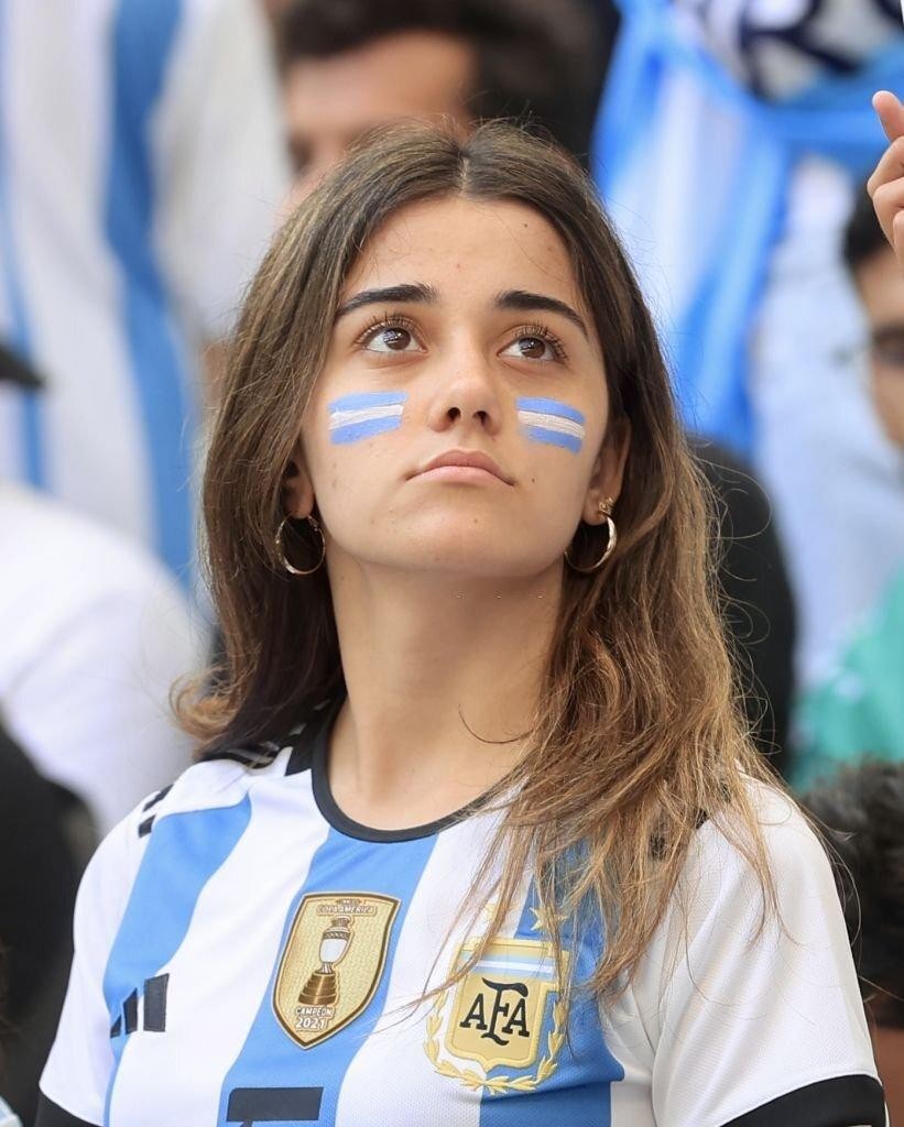 Ngắm dàn CĐV xinh đẹp của Argentina trên khán đài World Cup 2022 - Ảnh 11.