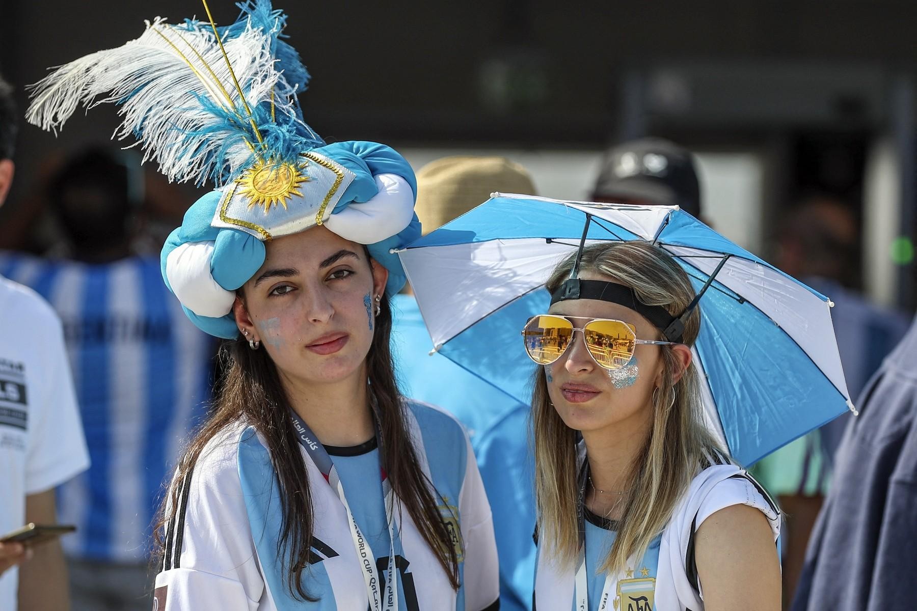Ngắm dàn CĐV xinh đẹp của Argentina trên khán đài World Cup 2022 - Ảnh 6.