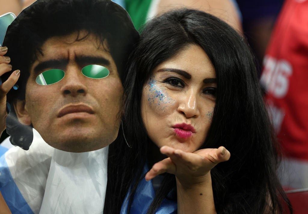 Ngắm dàn CĐV xinh đẹp của Argentina trên khán đài World Cup 2022 - Ảnh 8.
