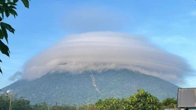 Du khách đổ về núi Bà Đen sau hiện tượng 'mây đĩa bay' bí ẩn ảnh 4