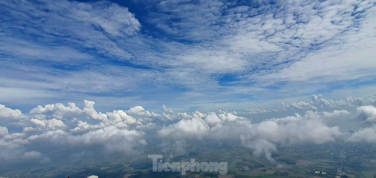 Du khách đổ về núi Bà Đen sau hiện tượng 'mây đĩa bay' bí ẩn ảnh 1