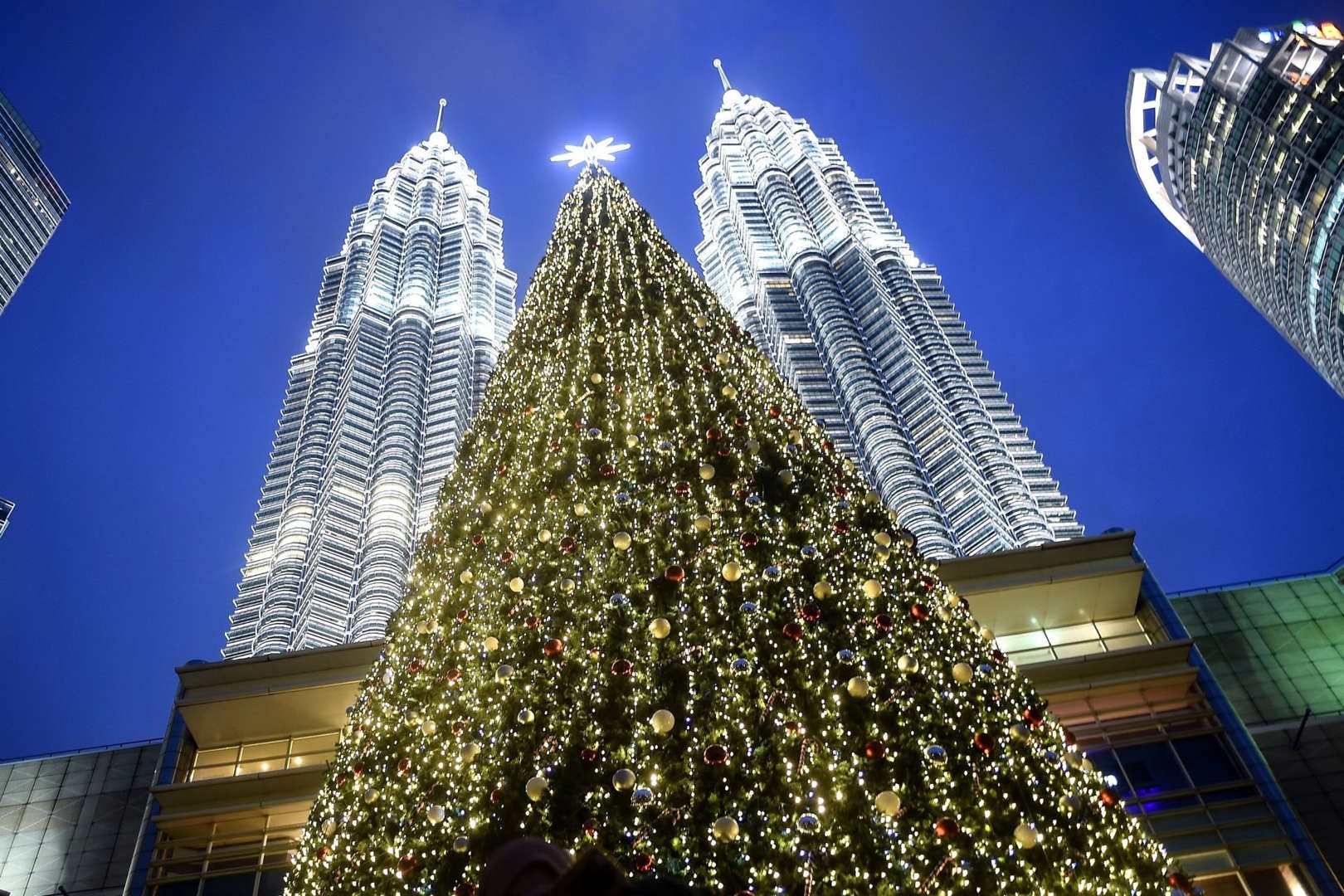 Chiêm ngưỡng không khí Giáng sinh tại những tòa nhà ấn tượng nhất hành tinh ảnh 3